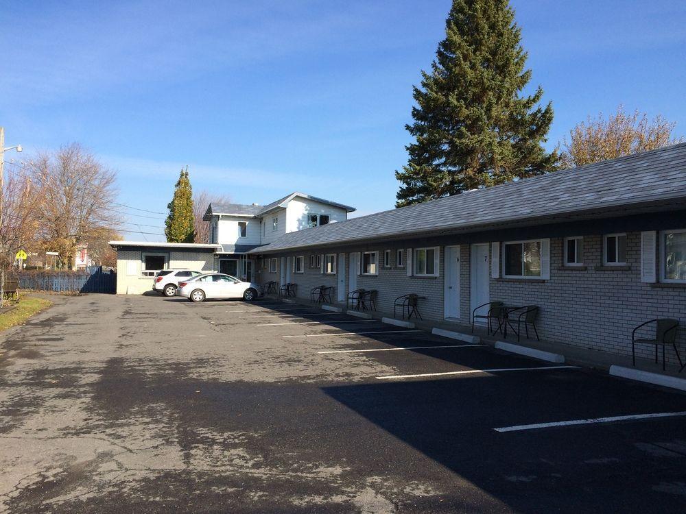 Motel Montgolfiere Jp Saint-Jean-sur-Richelieu ภายนอก รูปภาพ