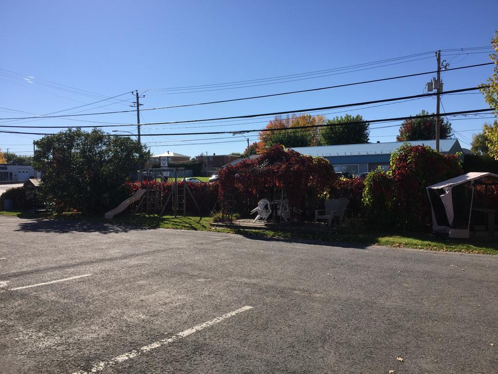 Motel Montgolfiere Jp Saint-Jean-sur-Richelieu ภายนอก รูปภาพ